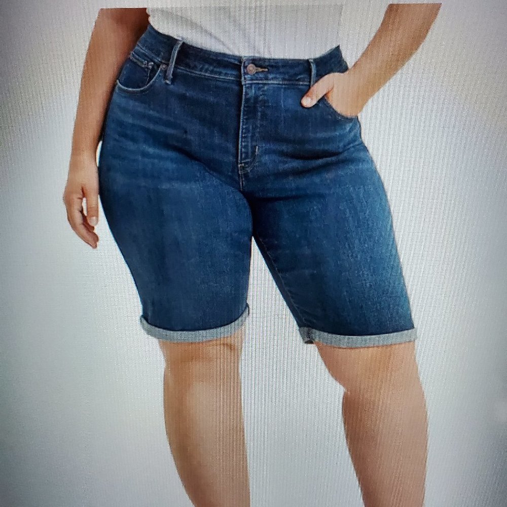 LEVI’S SHAPING BERMUDA SHORT
